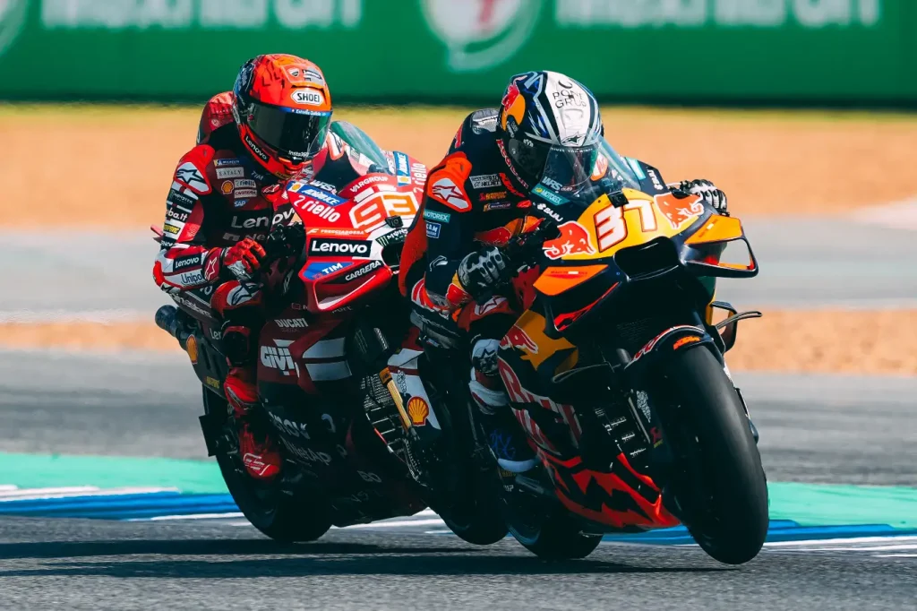 Marc Márquez e acosta na saída curva 8 da Sprint na Tailândia - Foto oficial MotoGP/Dorna